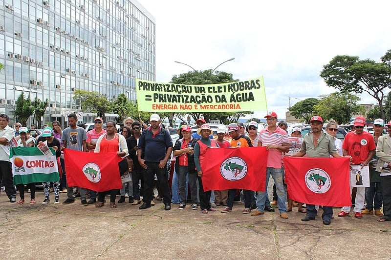 trabalhadores protestaram em frente ao ministério de Minas e Energia contra a privatozação da estatal do setor elétrico