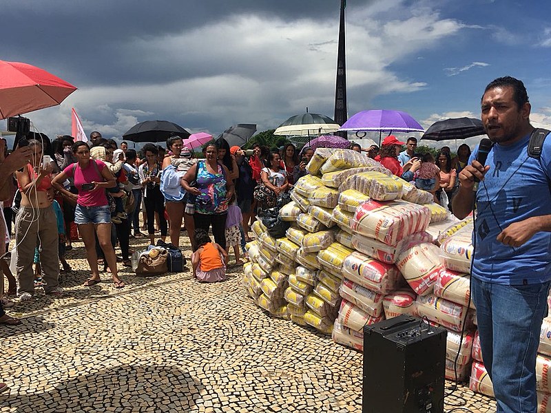 As organizações levaram alimentos no valor de R$ 4,3 mil, que serão distribuídos para os membros de movimentos de moradia