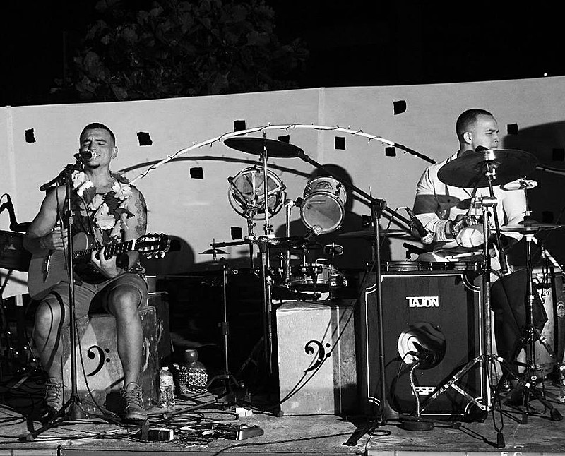 Grupo 2Hermanos se apresenta na festa