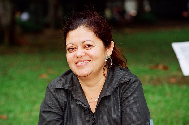 Nos anos 1990,  Claudia participou da fundação do NPC onde se dedicou ao desenvolvimento prático e teórico da comunicação popular
