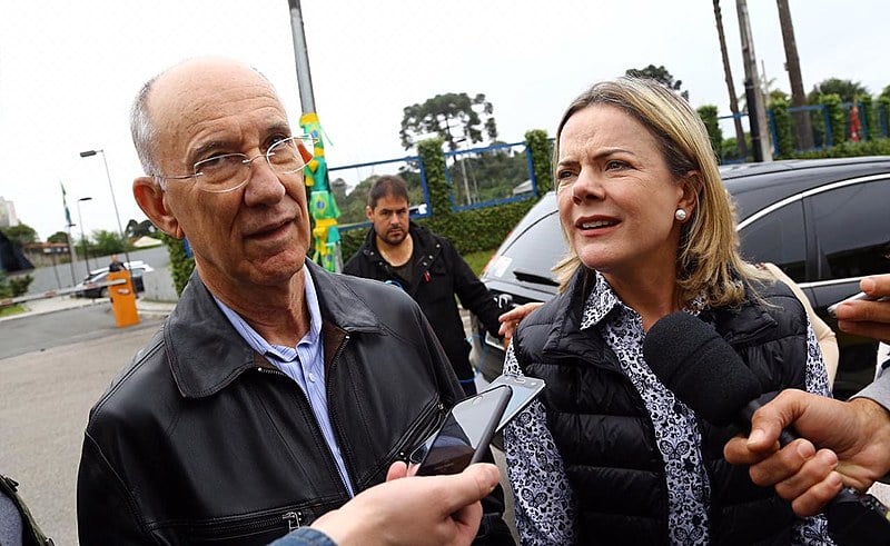 Gleisi e Rui Falcão concedem entrevista coletiva após visitar Lula em Curitiba