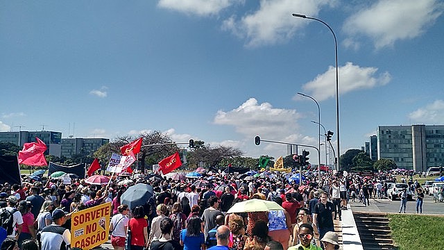 Masiva movilización en defensa de la educación en Brasília, capital de Brasil