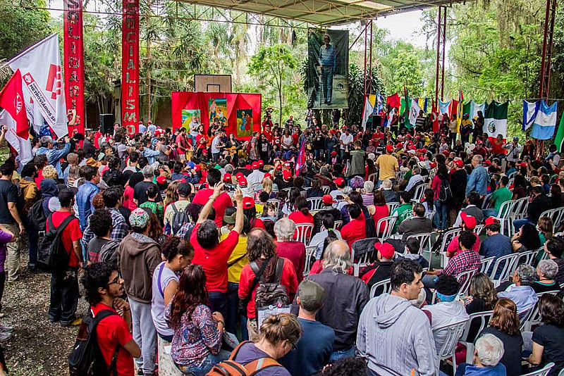 Ato em apoio ao MST, realizado na Escola Nacional Florestan Fernandes no último sábado (5)