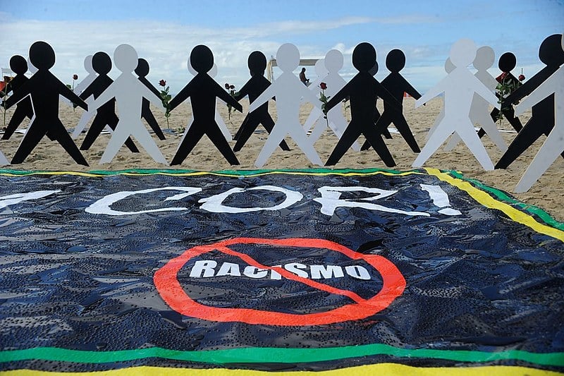 A luta contra o racismo também deve ser travada dentro e fora dos estádios