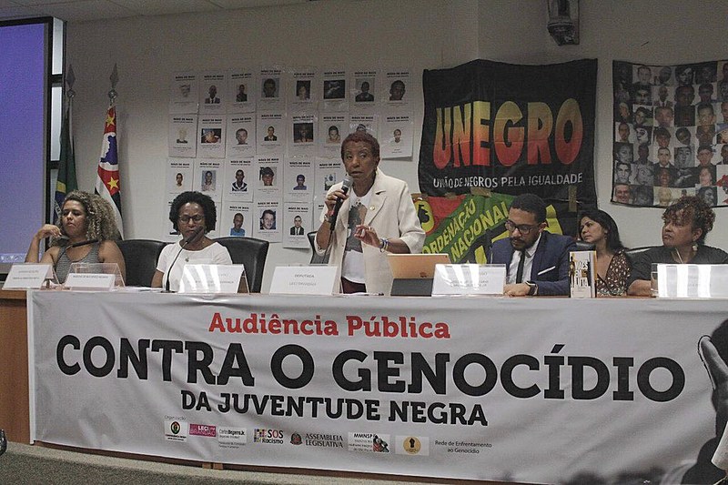 Documento foi entregue à deputada Leci Brandão (centro) durante a audiência pública na Alesp