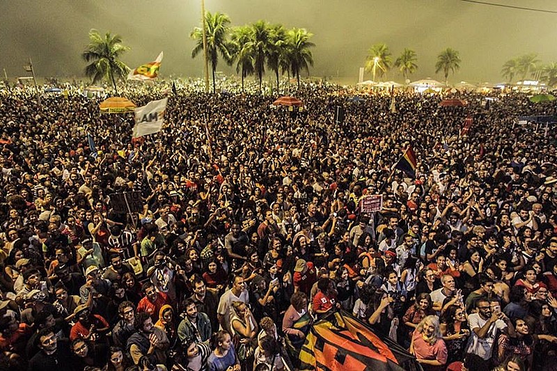 Mar de gente participa de ato por convocação de eleições diretas em Copacabana, no Rio de Janeiro