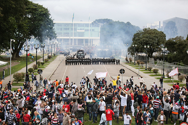 No dia 29 de abril de 2015, professores e servidores estaduais foram violentamente agredidos pela PM enquanto protestavam contra o roubo da Previdência na Alep