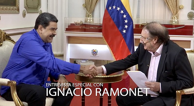Nicolás Maduro y el periodista español Ignacio Ramonet; la entrevista será transmitida por Venezolana de Televisión este martes (1)