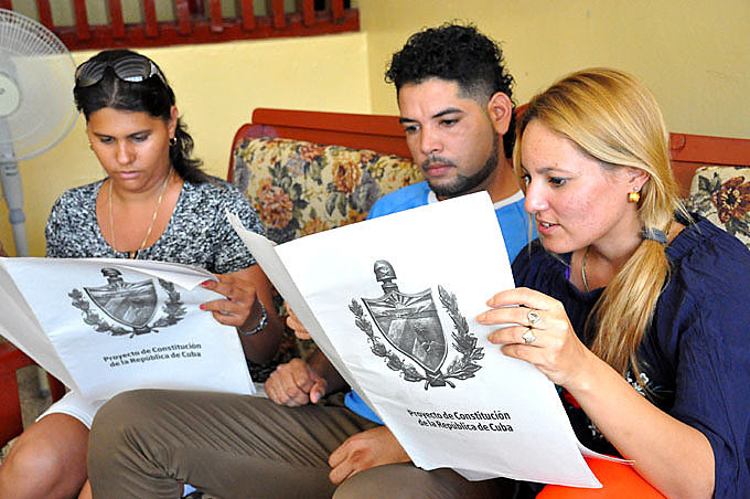 A Constituição está sendo apresentada e discutida pelo povo cubano e será submetida a consulta popular antes de sua aprovação