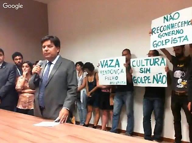 Ato contra a mudança ocorre nesta quinta (19). Na última sexta, o ministro interino foi vaiado durante sua posse