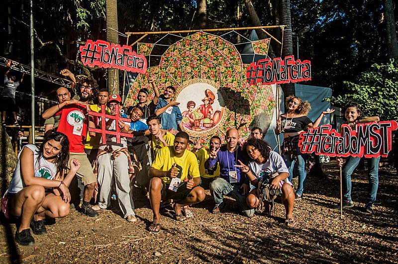 Amigos aproveitam a feira para marcar encontro