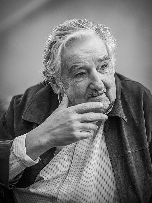 Ao longo de sua passagem de cerca de 20 horas pela cidade de Curitiba, o senador e ex-presidente do Uruguai foi acompanhado por uma equipe de jornalistas para a gravação de um mini-documentário.