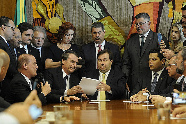 El presidente Jair Bolsonaro, el presidente del Senado y el presidente del Congreso presentan el texto de la reforma de las Pensiones