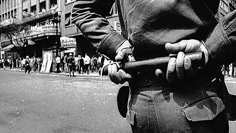 O país se encontra de volta a um governo predominantemente militar, dando a impressão que o contexto do golpe se repete