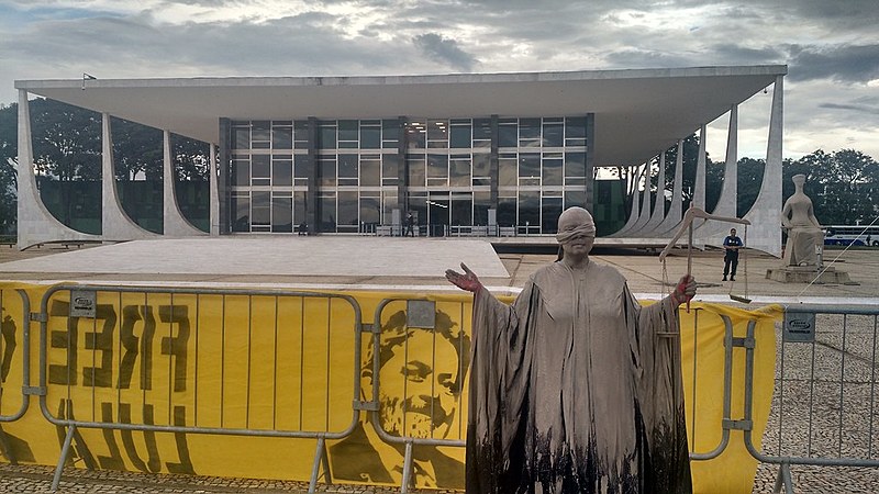 Durante protesto, atriz representou a deusa Justiça enlameada e sangrando
