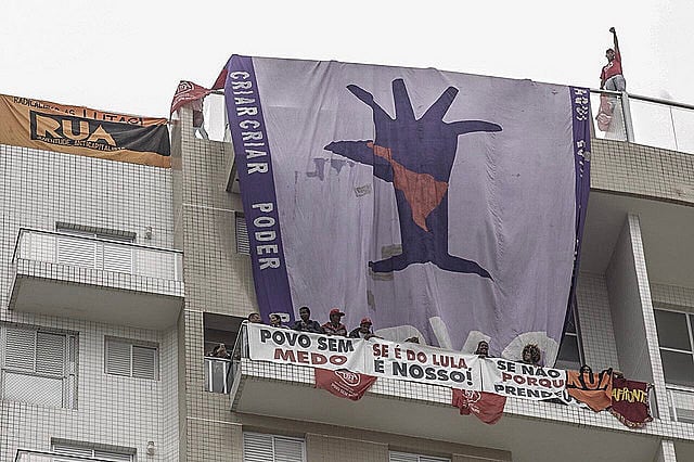 Decenas de manifestantes están dentro del inmueble y también protestan en la calle en frente al edificio