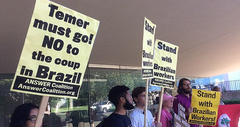 Protesto na Embaixada do Brasil nos EUA nesta quinta (1º)