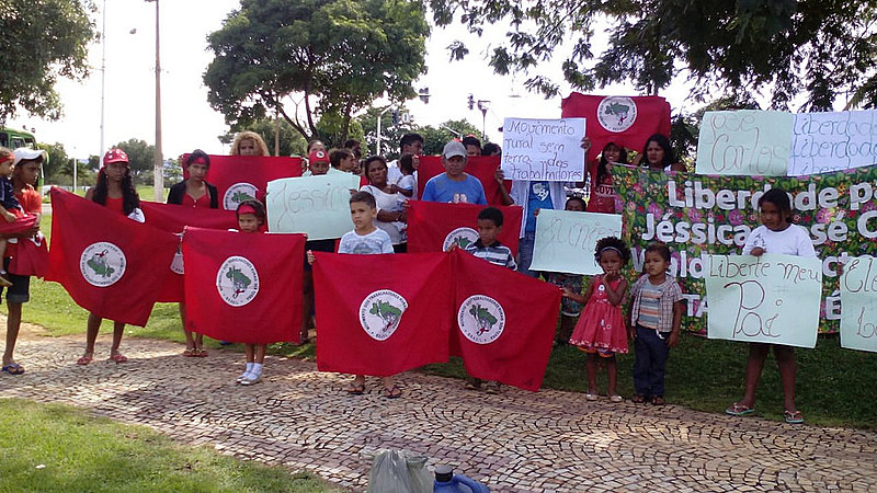 Familiares dos militantes presos fazem protesto pedindo sua libertação, em frente ao Tribunal de Justiça de Palmas, no dia 13 de março