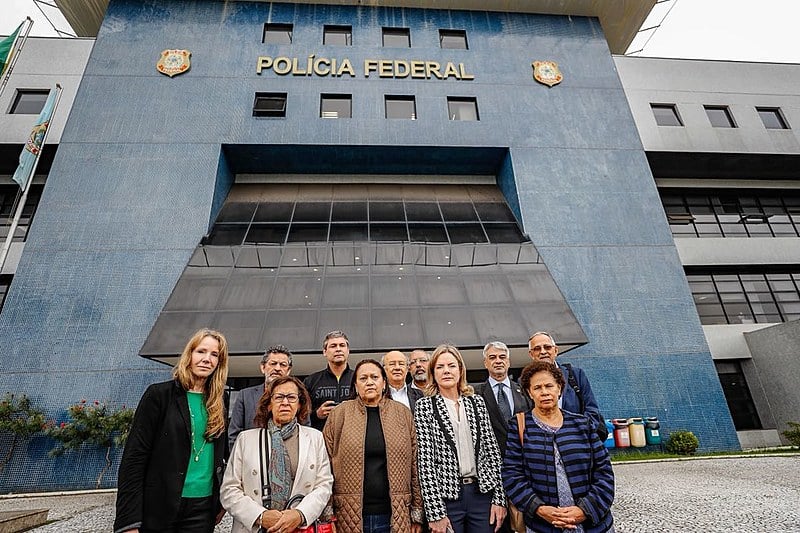 11 Senadores da Comissão de Direitos Humanos visitam o presidente Lula na sede da Superintendência da Polícia Federal em Curitiba