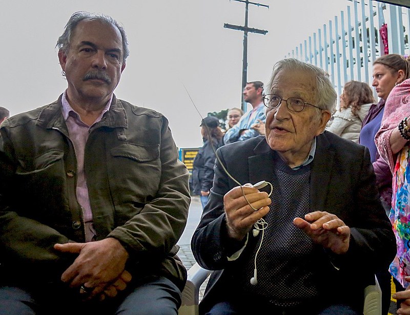 O intelectual Noam Chomsky e o ex-ministro Aloizio Mercadante visitaram o presidente Lula nesta quinta-feira