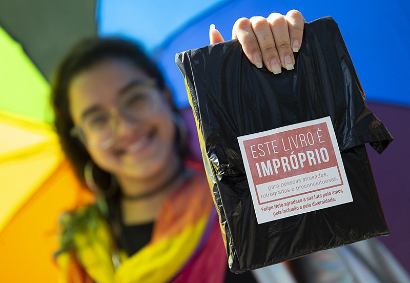 Manifestante exibe exemplar de livro censurado pela prefeitura do Rio de Janeiro durante a Bienal do Livro que ocorre na cidade