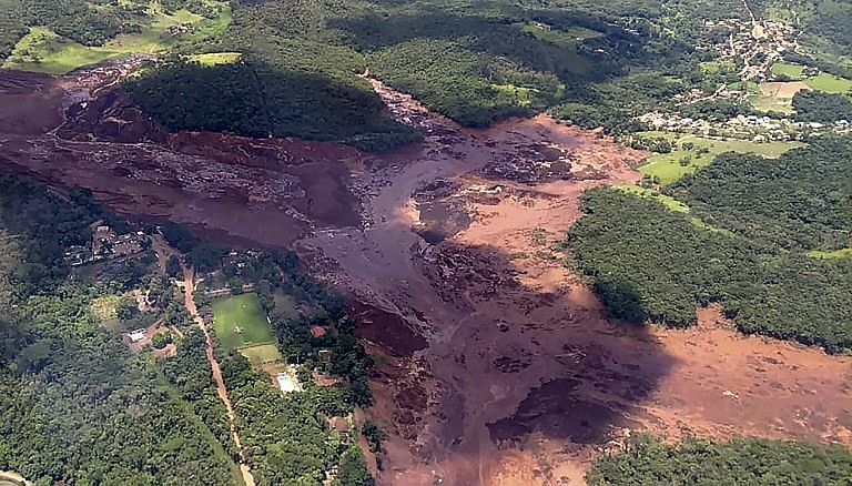 O rompimento da barragem em Brumadinho ocorre pouco mais de três anos do crime ambiental em Mariana