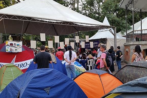 Há na praça cerca de 60 barracas. Também foi estruturado um espaço para debate e um pequeno palco. Profissionais de saúde identificados com a mobilização oferecem, em um estande, serviços básicos como aferição da pressão arterial e da temperatura.