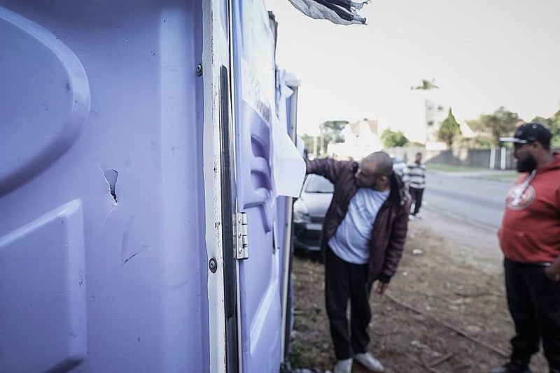 Marca de tiro em banheiro químico no acampamento Marisa Letícia; disparos foram realizados na madrugada de sábado