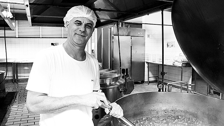 Ao contrário do que muitos dizem, maioria dos servidores públicos brasileiros trabalha muito e ganha pouco