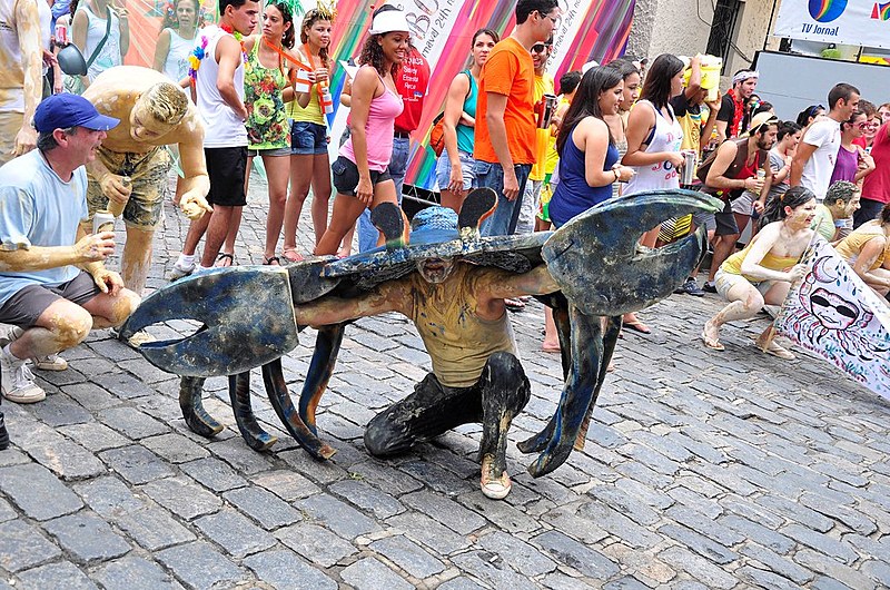 O Bloco "Mangue Beat" reverencia o movimento Mangue Beat e leva muita lama para os foliões e foliãs se melarem.