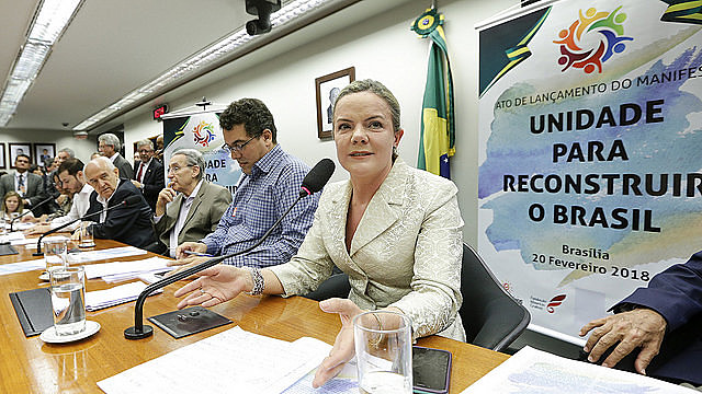 El manifiesto fue presentado por representantes de cinco partidos  este martes por la tarde, en Cámara Federal en Brasília, capital del país