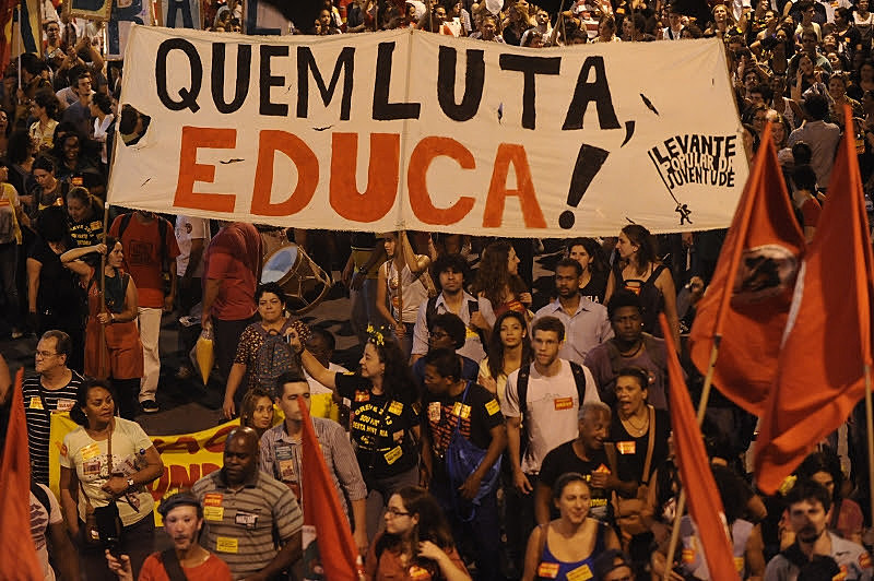 No RS, Eduardo Leite segue receituário nacional de ataque aos professores e de modelos de privatização da Educação