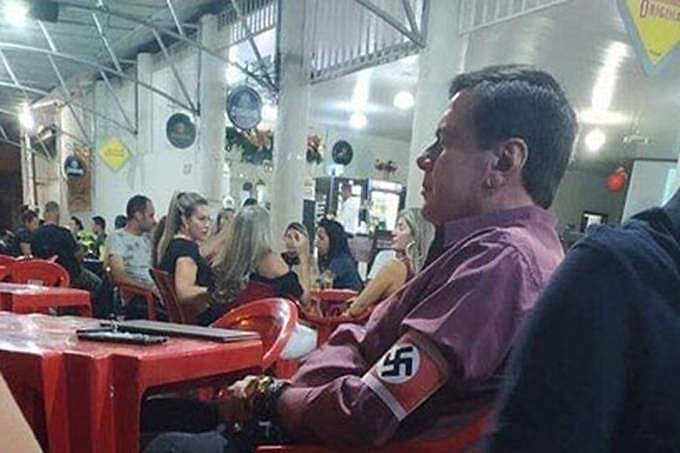 Homem usa braçadeira com suástica em bar de Unaí, interior de Minas Gerais