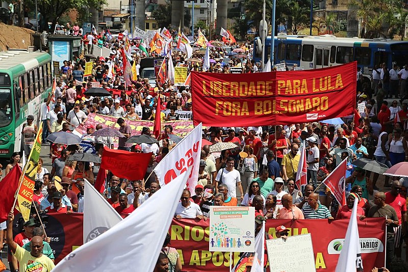 Protesters in Bahia took to the streets to fight for a public pension system, demand Lula's freedom, and attack Bolsonaro