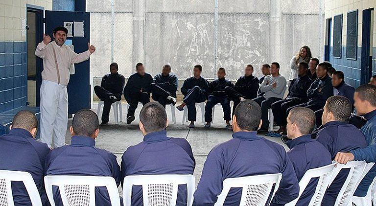 Contando histórias de liberdade dentro da Fundação Casa