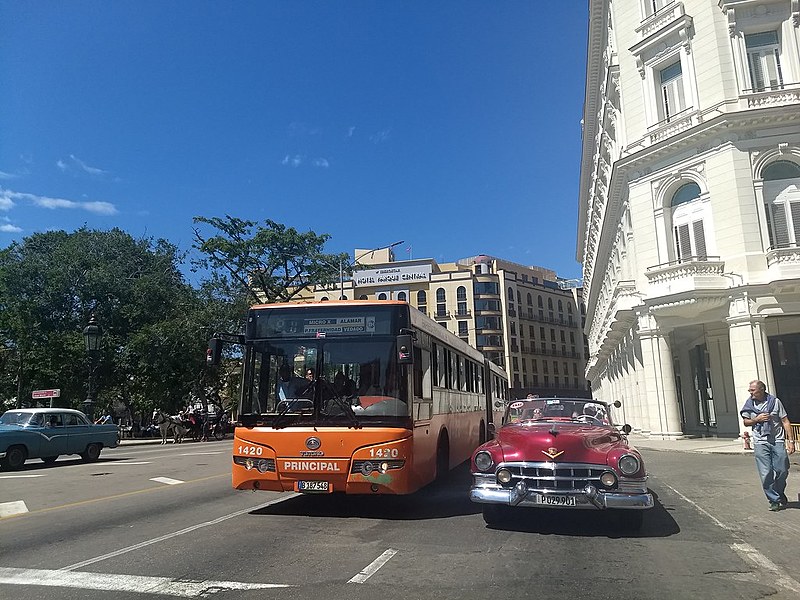 Os pequenos negócios privados, como táxis particulares, se popularizaram em Cuba, aponta jornalista