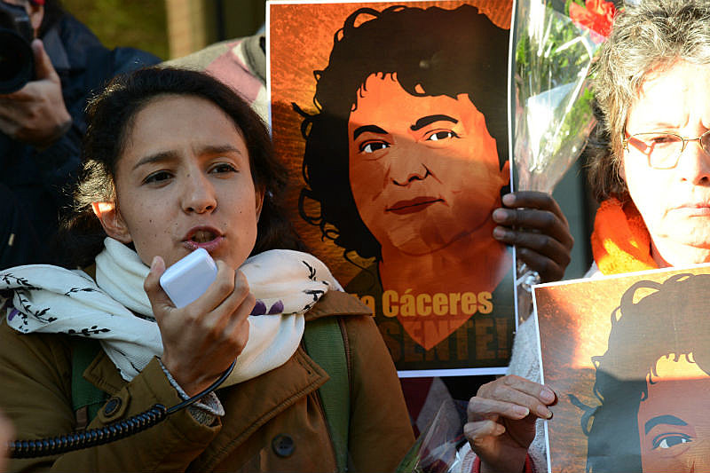 Uma das filhas de Berta Cáceres, Berta Zuñiga, tem denunciado internacionalmente as irregularidades na investigação do caso