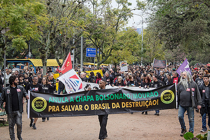 Manifestantes foram vestidos de preto em luto e luta pelo Brasil