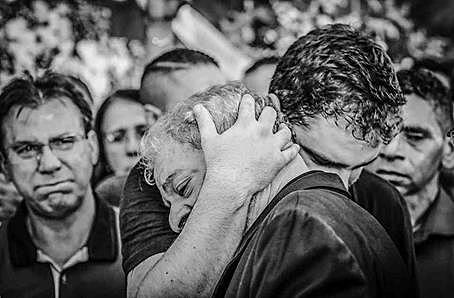 Ex-presidente Lula é abraçado durante enterro de sua esposa Marisa Letícia, procuradores da Lava-Jato ironizaram a morte da ex-primeira dama