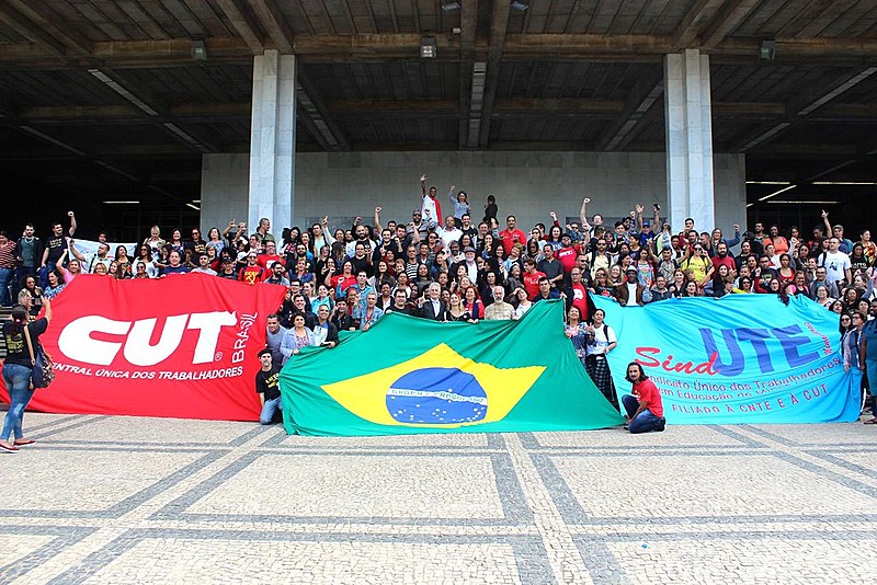 Trabalhadores e trabalhadoras em educação comemoram a aprovação da PEC-49/18