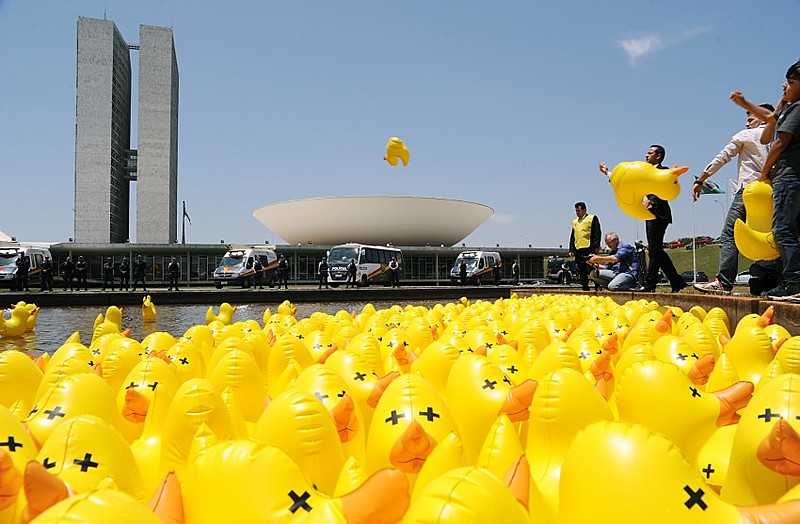 Os 5 mil patos da Fiesp em frente ao Congresso Nacional, em março deste ano