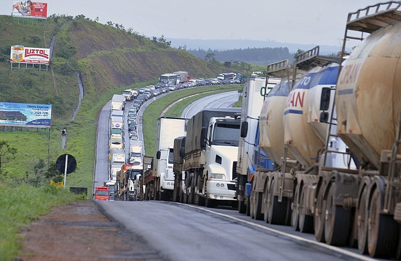70% dos caminhoneiros são favoráveis à greve geral do dia 14 de junho, contra cortes na educação e contra a reforma da Previdência.