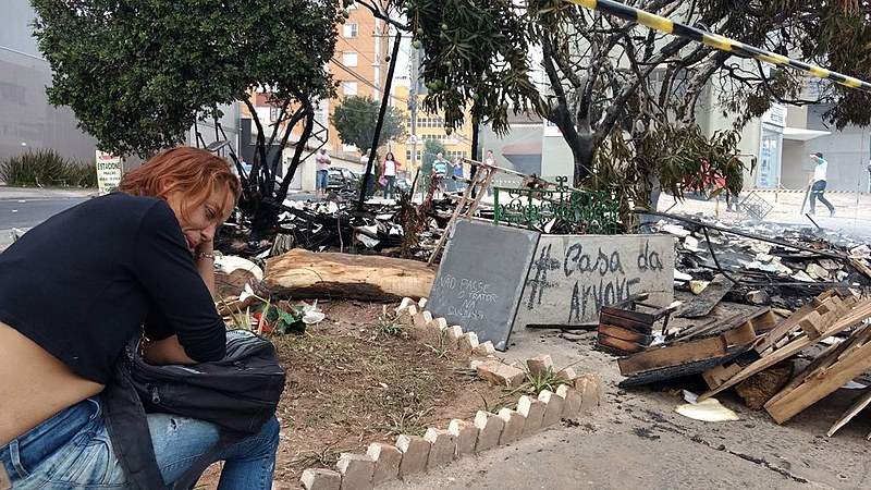 A moradora Gleici, que era responsável pela biblioteca do local