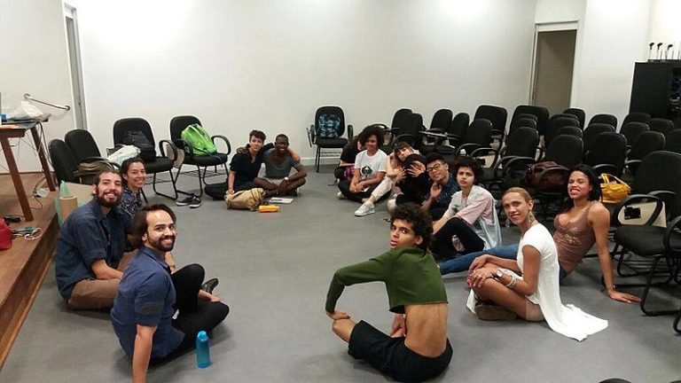 Cursinhos populares combinam educação, formação política e entrada em universidades