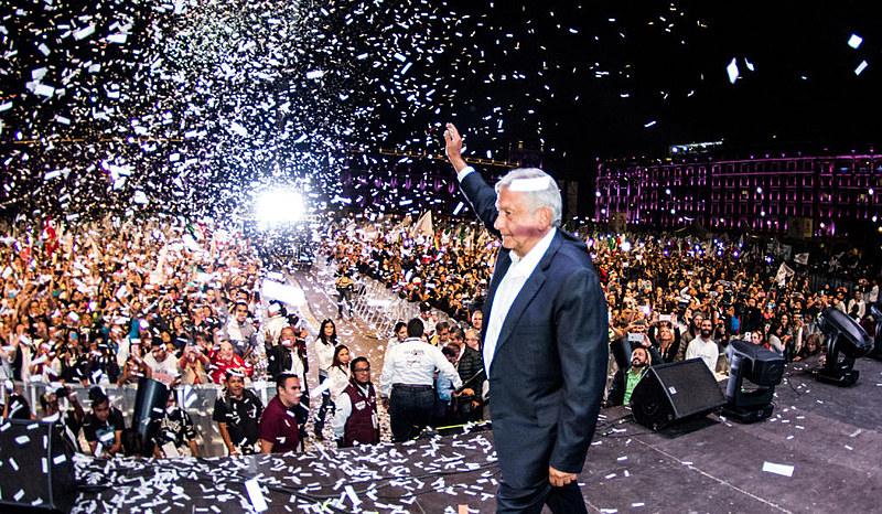 Candidato eleito comemora vitória com 130 mil pessoas na histórica praça Zócalo, no centro da Cidade do México