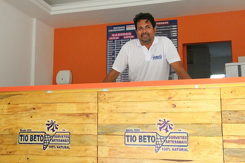 Max Pina tem continuado a tradição de sua família na produção de sorvetes artesanais