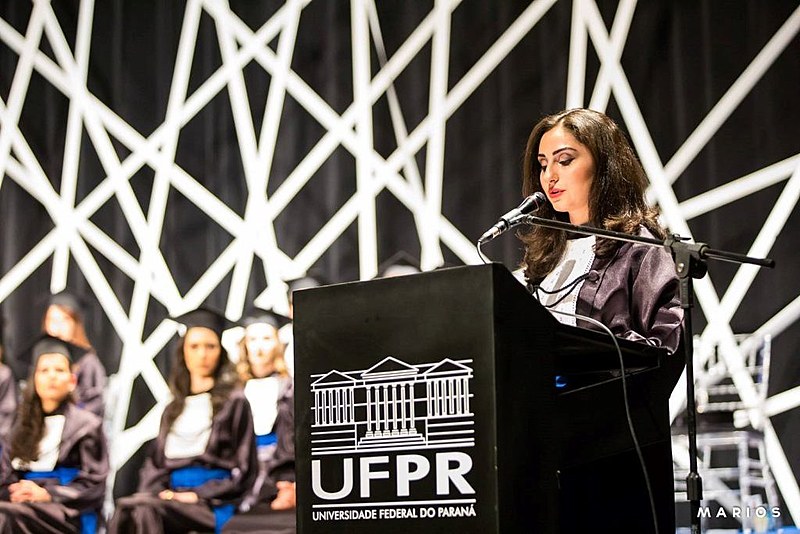Primeira aluna refugiada a se formar na UFPR fugiu da guerra na Síria
