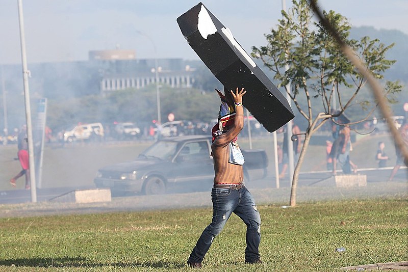 Uma das cenas mais marcantes foi vista nesses dias, quando os indígenas, protestaram em frente ao Congresso