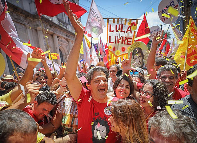 Fernando Haddad e Manuela D'Ávila no Recife, em um dos maiores atos de apoio à coligação "O povo feliz de novo"