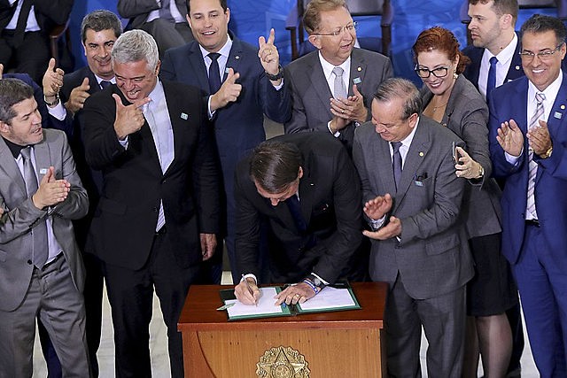 No dia 7 de maio, Bolsonaro e apoiadores celebravam assinatura do decreto que seria revogado menos de dois meses depois